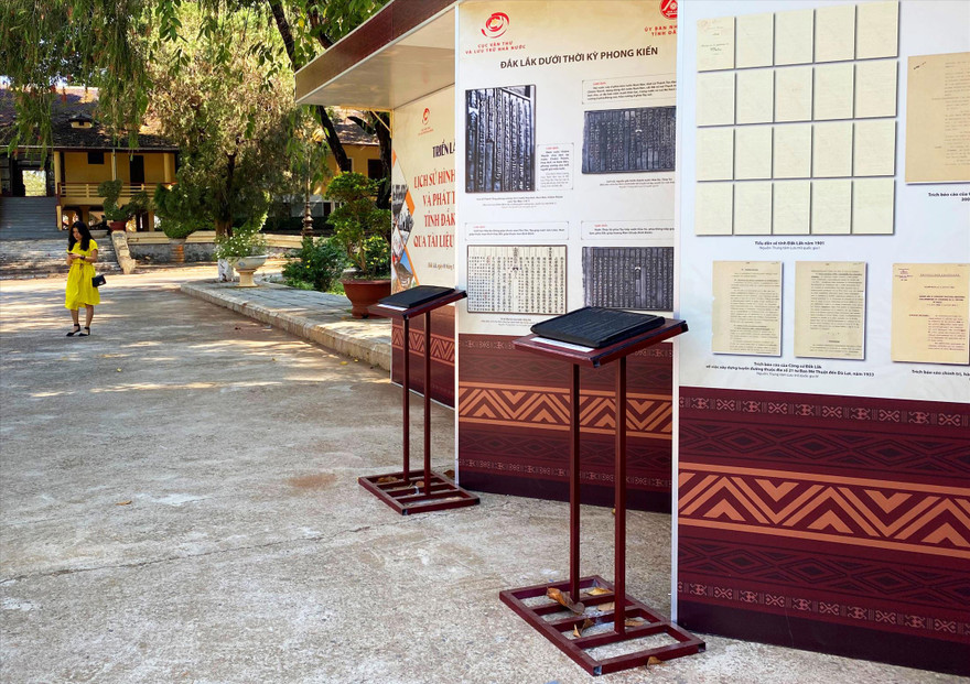 Mộc bản thời Nguyễn bị gắn lên bục phơi giữa trời