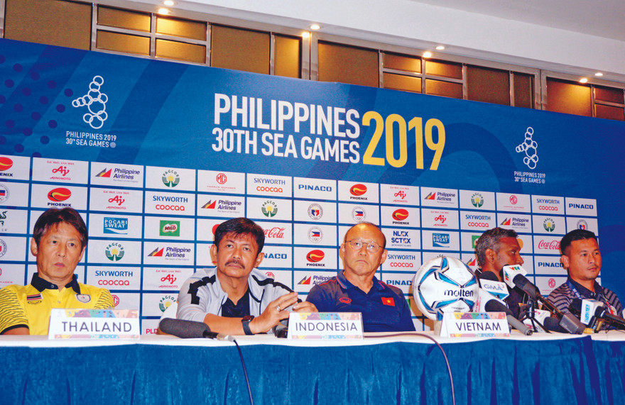 HLV Park Hang Seo tỏ ra không hài lòng với cách điều hành cuộc họp báo trước loạt trận mở màn môn bóng đá nam SEA Games khi phải ngồi nghe HLV trưởng U22 Thái Lan “chiếm sóng” ảnh: HỮU PHẠM