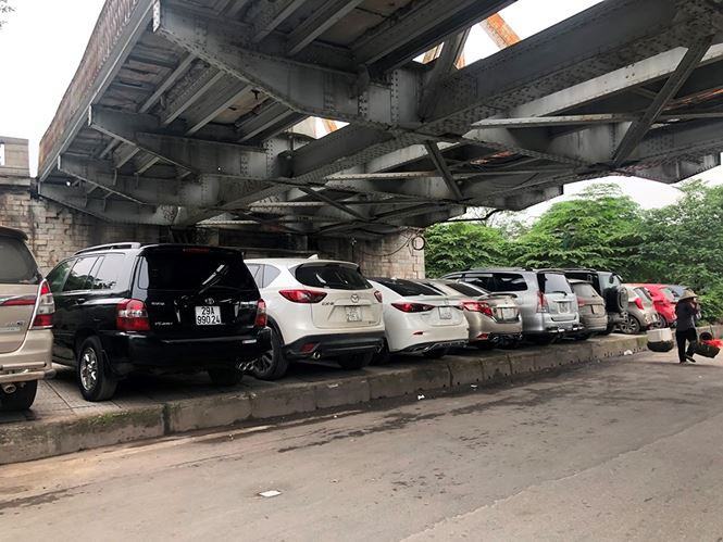 Ngoài xe máy, ô tô con, gầm cầu vượt Mai Dịch ngày 6/5 còn trông cả xe khách