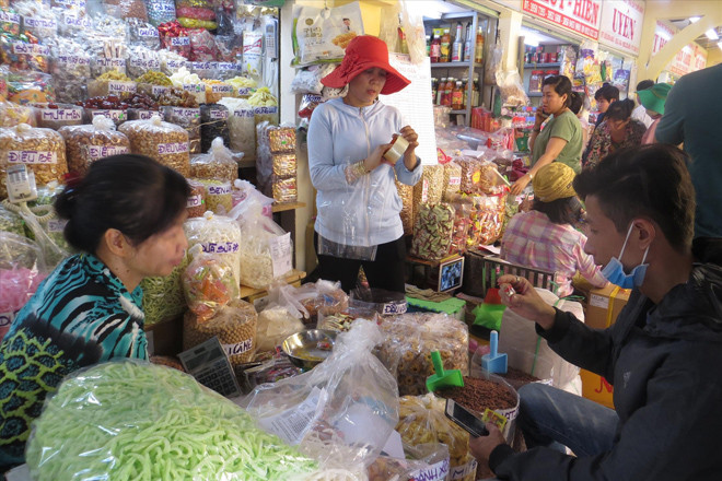 Nhiều loại bánh, mứt tết chỉ được tiểu thương ghi sơ sài tên sản phẩm bằng bút lông trên bao nilon