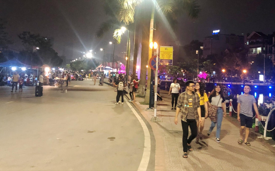 Du khách trên phố đi bộ Trịnh Công Sơn