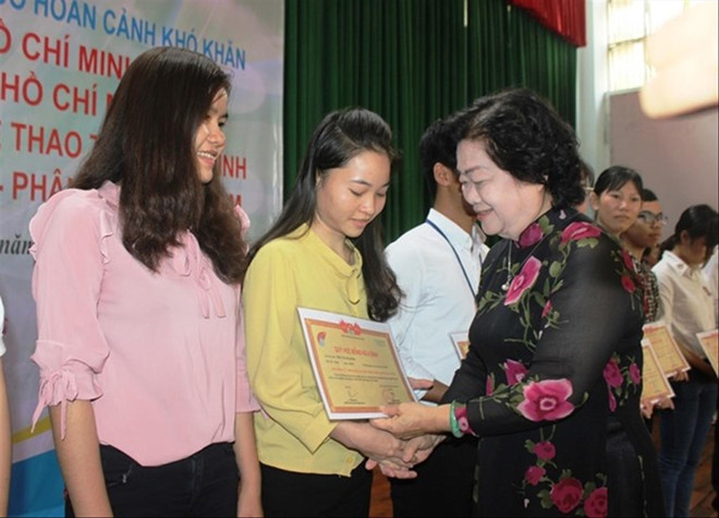 Bà Trương Mỹ Hoa, nguyên Phó Chủ tịch nước, Chủ tịch Quỹ Học bổng Vừ A Dính trao học bổng Vừ A Dính cho con em vùng biên cương, hải đảo Ảnh: CTV