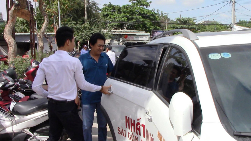 Một khách nhậu say được nhân viên nhà hàng ở quận Thủ Đức, TPHCM chở về bằng xe của quán Ảnh: Ngô Bình