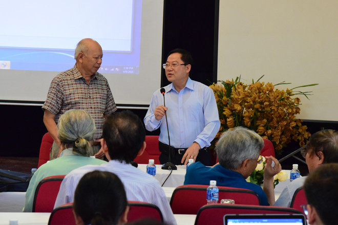 GS. Nguyễn Ðăng Hưng và Tổng biên tập Lê Xuân Sơn tại buổi giới thiệu ý tưởng về không gian tôn vinh chữ Việt Ảnh: Nguyễn Ðình Toán