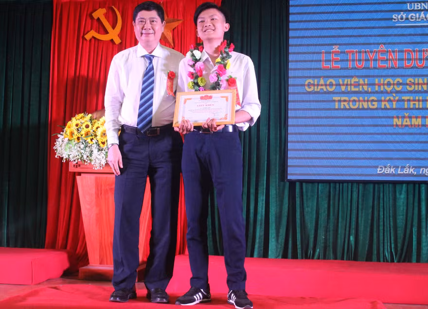 Quốc Anh nhận được Giấy khen của Sở Giáo dục và Đào tạo tỉnh 
