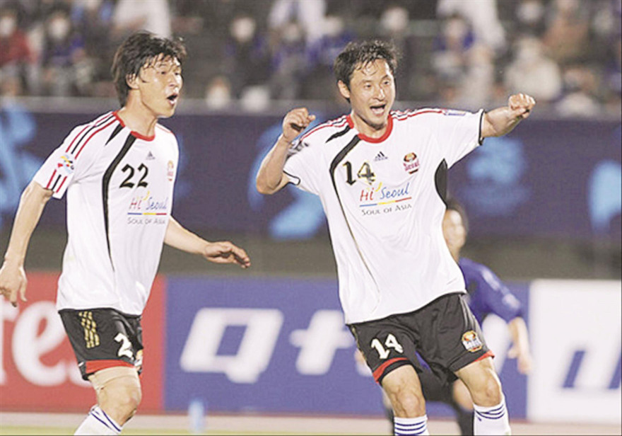 Ông Kim Han-yoon (số 14) khi còn thi đấu 