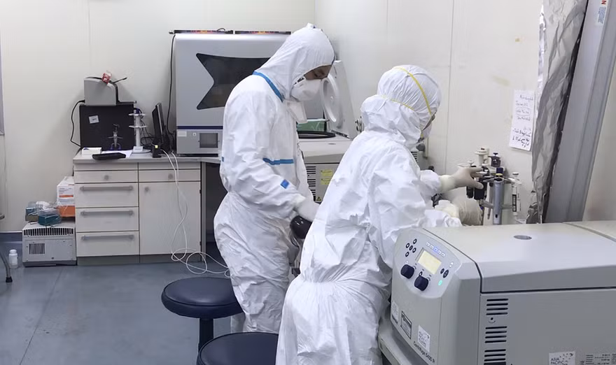 Các nhà khoa học Việt Nam nghiên cứu virus gây bệnh COVID – 19 ảnh: Thái Hà