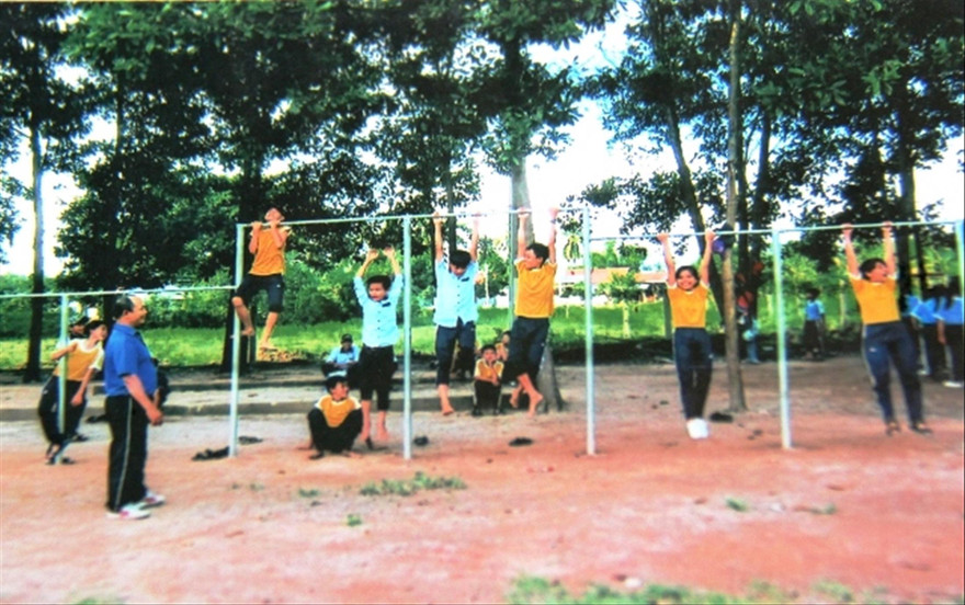 Các bộ xà đơn được ông Thanh lắp đặt tại trường học ở Khánh Hòa Ảnh: C.H