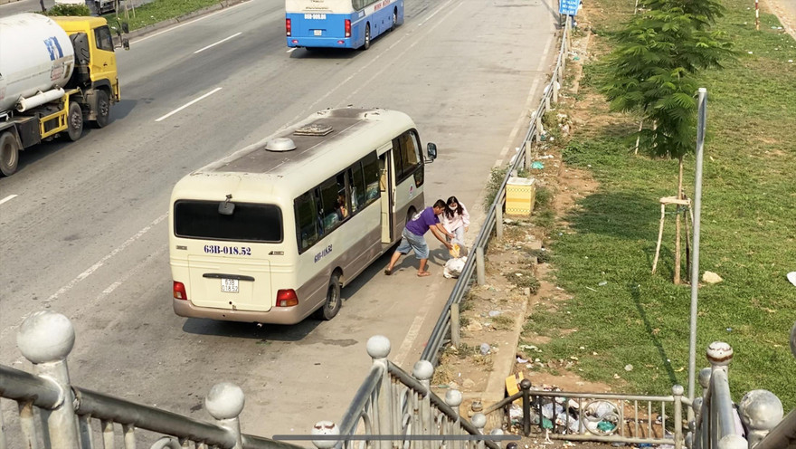 Đón trả khách ngay tại cầu vượt Suối Tiên