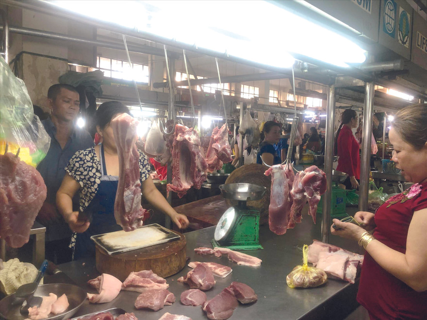 Tiểu thương “choáng” vì giá heo tăng chưa có điểm dừng