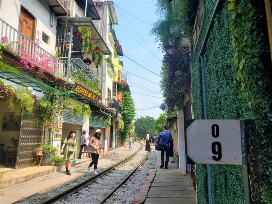 Xóm đường tàu bỗng vắng lặng trước lệnh cấm