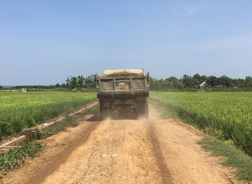 Xe ben chở cát đi trên đường nội đồng Giang Điền