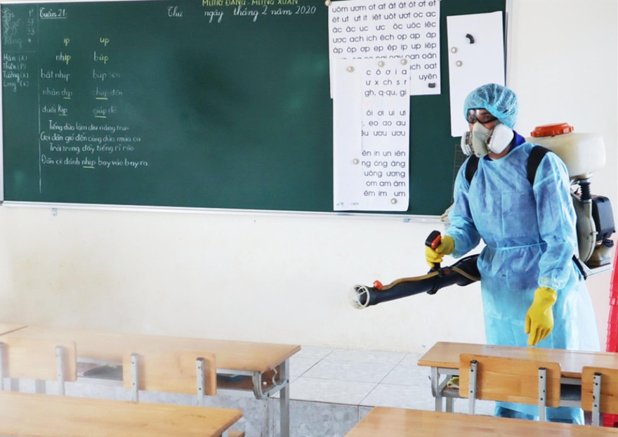 Phun thuốc diệt khuẩn phòng dịch. Ảnh: HC