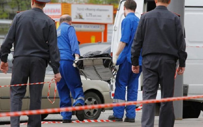 Thi thể nạn nhân được đưa lên xe cứu thương. Ảnh: Interfax.