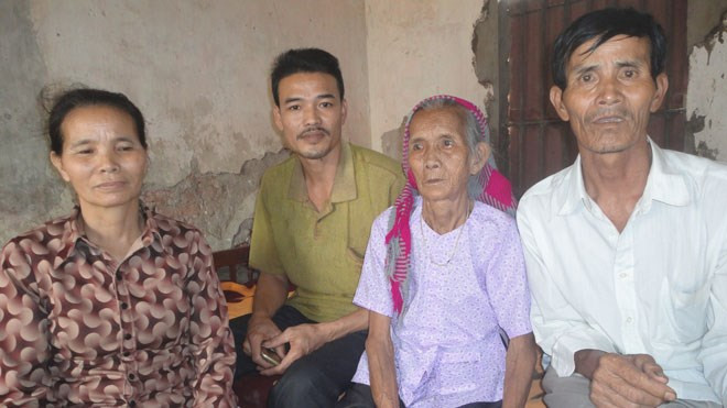 Từ phải sang: Ông Nguyễn Đình Dầu bên mẹ, em trai và chị gái. Ảnh: K.N