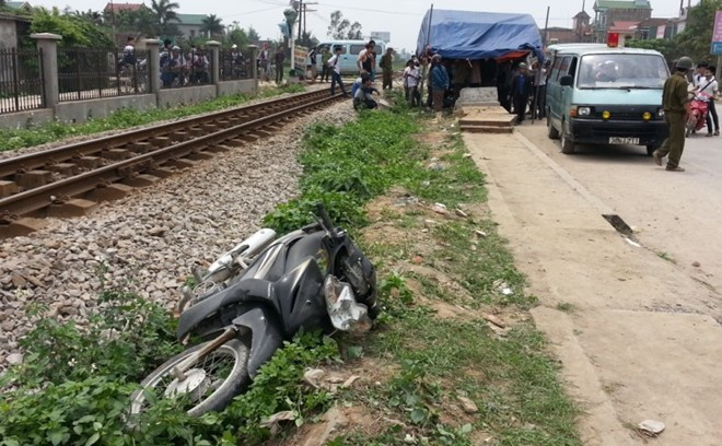 Chiếc xe máy nạn nhân bị kéo đi khoảng 50m.