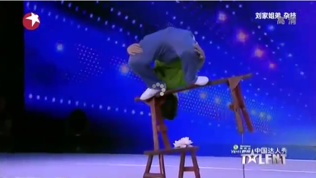 Giám khảo bật khóc với màn uốn dẻo của thí sinh