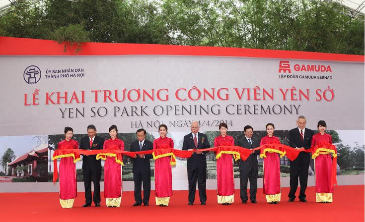 Bí thư Thành ủy Hà Nội Phạm Quang Nghị, Chủ tịch UBND TP.Hà Nội Nguyễn Thế Thảo, Thủ tướng Malaysia và nhiều đại biểu khác cùng cắt băng mở cửa công viên Yên Sở