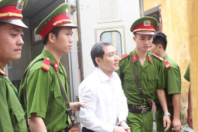 Dương Chí Dũng được dẫn giải đến tòa đầu giờ chiều 7/5, chuẩn bị nghe tuyên án. Ảnh: Bảo Thắng