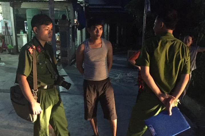 Lưu Văn Châu (đứng giữa) bị bắt khẩn cấp về hành vi Chống người thi hành công vụ