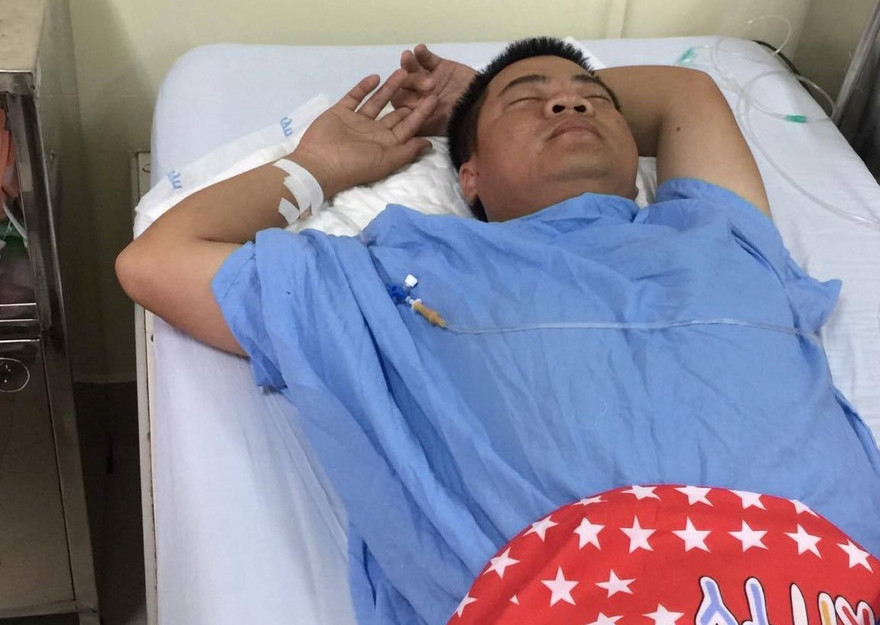 Thượng úy Nguyễn Anh Đức đã qua cơn nguy kịch sau khi được cấp cứu tại Bệnh viện Việt Đức. Ảnh: Báo Giao thông