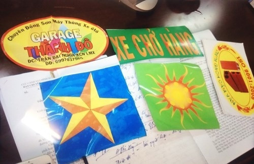 Giá mỗi chiếc logo từ 2,5 đến 3 triệu đồng mỗi tháng.