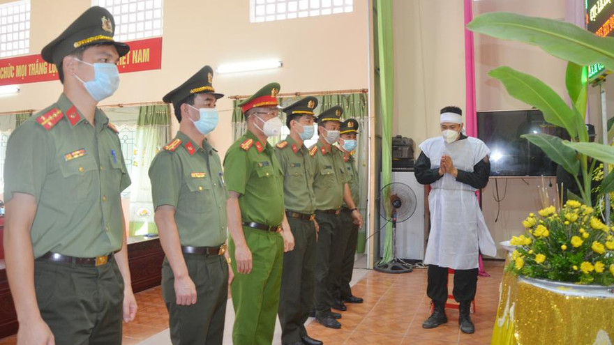 Bà nội và bố cùng mất ở quê, chiến sỹ cảnh sát cơ động chịu tang nơi chống dịch