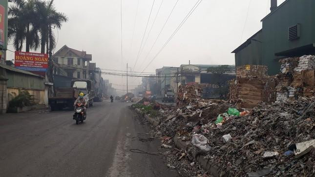 Bắc Ninh xử phạt 1,3 tỷ đồng, đình chỉ 3 doanh nghiệp xả thải tại làng giấy Phong Khê