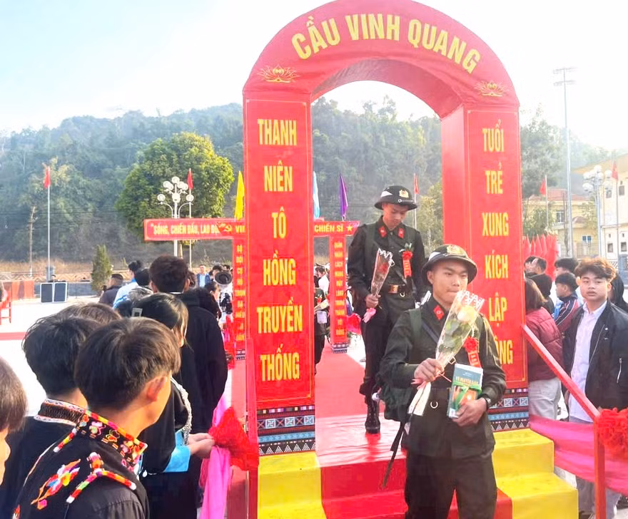 Hơn 2.000 đoàn viên, thanh niên Lai Châu, Điện Biên lên đường nhập ngũ