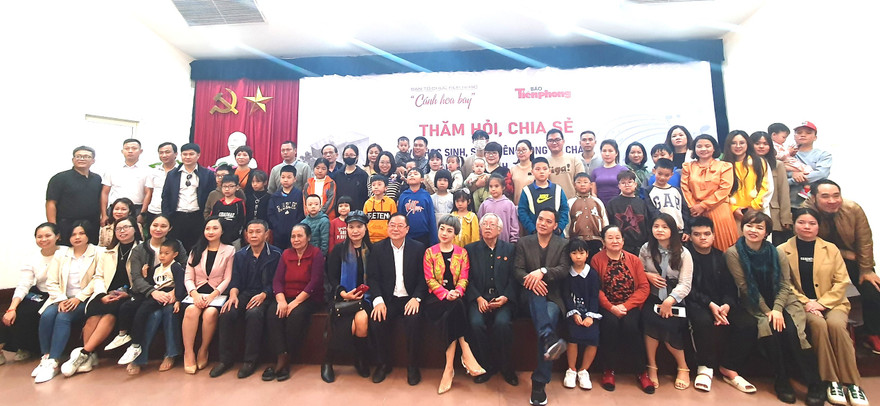 Hình ảnh xúc động tại buổi thăm hỏi học sinh, sinh viên vụ cháy chung cư mini ở Hà Nội