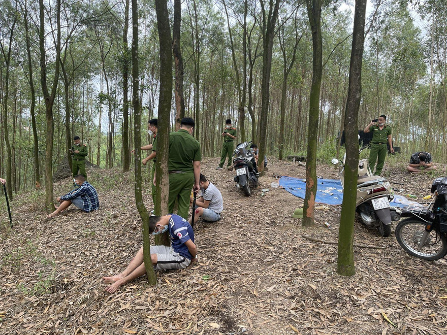 Giữa tâm dịch của Bắc Giang, nhiều con bạc vẫn say sưa sát phạt