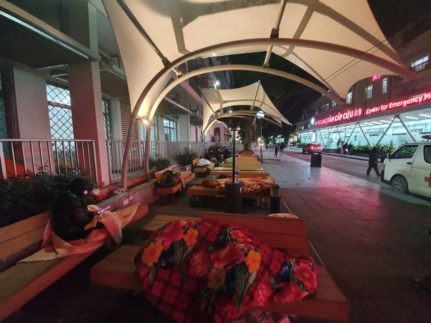 Cảnh người nhà bệnh nhân vạ vật trong đêm lạnh thấu xương ở Hà Nội