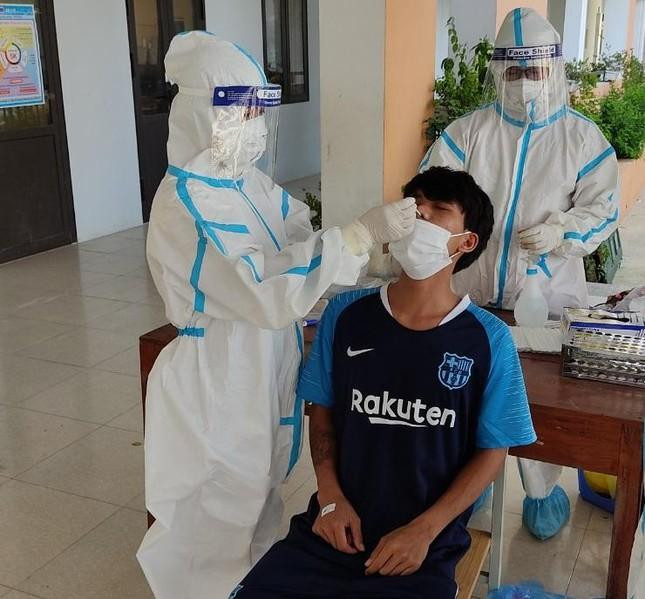 Giá dịch vụ xét nghiệm COVID-19 'nhảy múa' ở Hà Nội