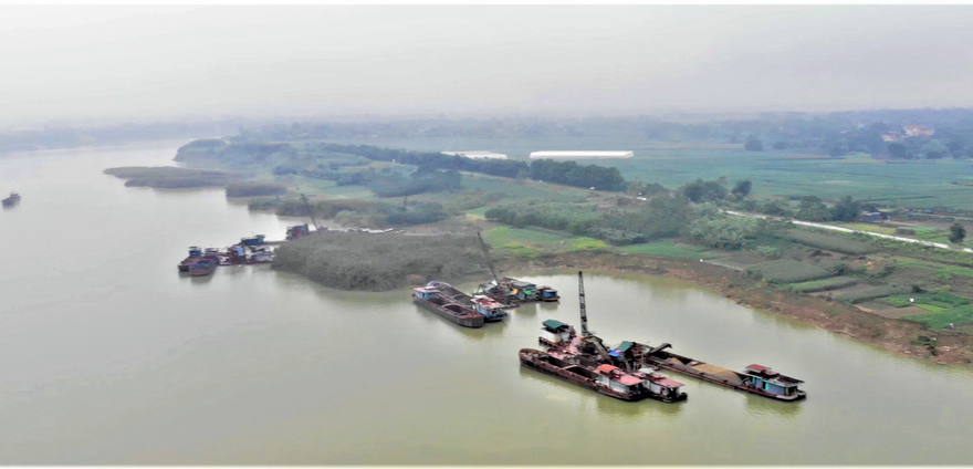 Cận cảnh tàu cát moi móc bờ sông Lô