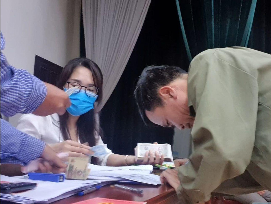 Tận thấy cảnh thu tiền 'chênh' làm căn cước công dân gắn chíp ở Hưng Yên