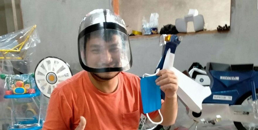 Khẩu trang, vắc xin phòng COVID-19 bằng vàng mã đi vào lễ cúng rằm tháng 7 