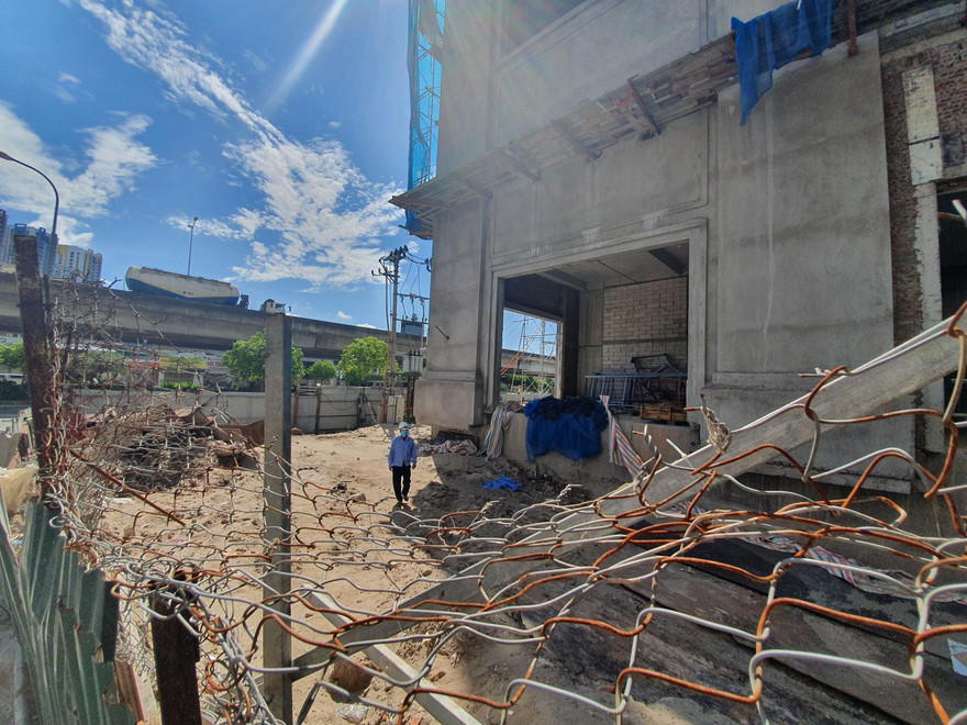 Ghi nhận sáng 27/7, trên công trường chỉ có bảo vệ trông coi, một số công nhân có mặt nhưng không thấy thi công, máy móc nằm một chỗ.