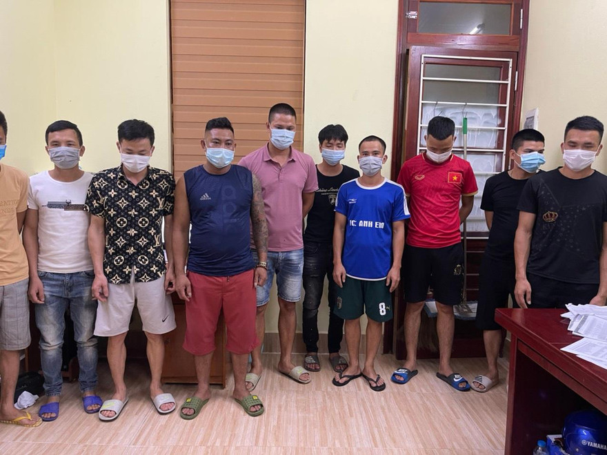 Tụ tập đánh liêng trong vùng dịch, 10 đối tượng bị đề nghị xử phạt 150 triệu đồng