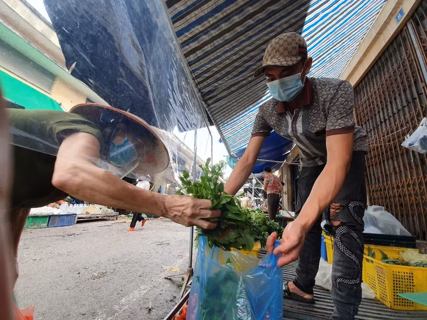 Việc nới lỏng giãn cách khiến cho rau củ quả lưu thông dễ dàng hơn