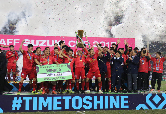 Đội tuyển Việt Nam ăn mừng chiến thắng trên sân vận động Mỹ Đình tối ngày 15/12 Ảnh: như ý