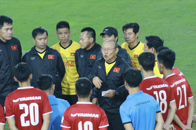 HLV Park Hang-seo trao đổi với các cầu thủ và BHL trước buổi tập Ảnh :VSI