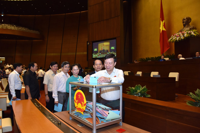 Các đại biểu Quốc hội bỏ phiếu tín nhiệm tại Quốc hội