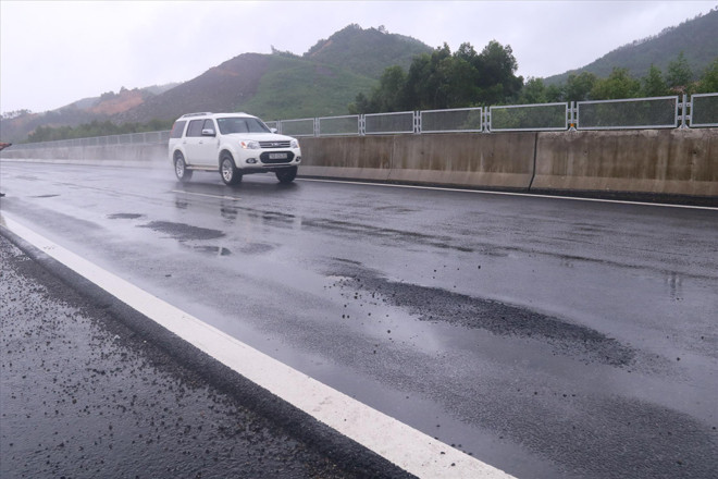 Hư hỏng cục bộ trên đường cao tốc Đà Nẵng - Quảng Ngãi Ảnh: Nguyễn Thành 