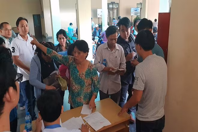 Người dân đến dự buổi gặp Chủ tịch UBND TPHCM 