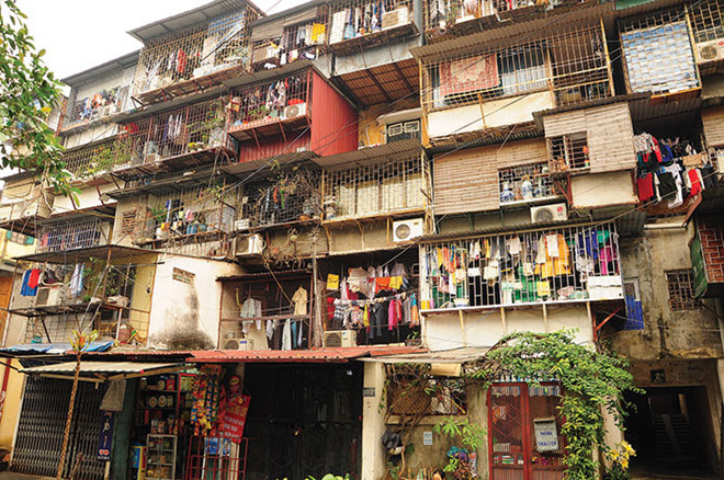 Tắc cải tạo chung cư cũ, dân lay lắt trong xập xệ