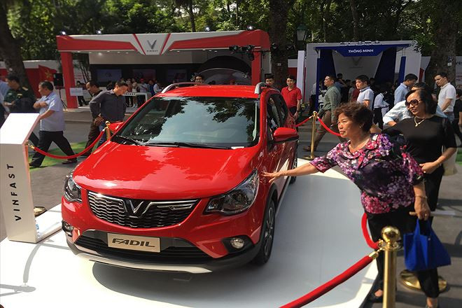  Người dân đổ xô đi xem xe VinFast Ảnh: Tuấn Nguyễn 