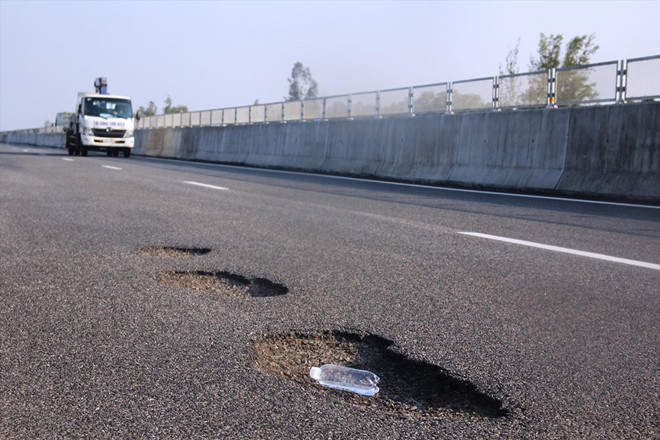Cao tốc 34 nghìn tỷ đồng có nhiều chỗ bị hư hỏng