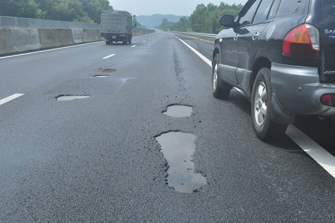 Những vết bong tróc trên cao tốc Đà Nẵng - Quảng Ngãi Ảnh: PV