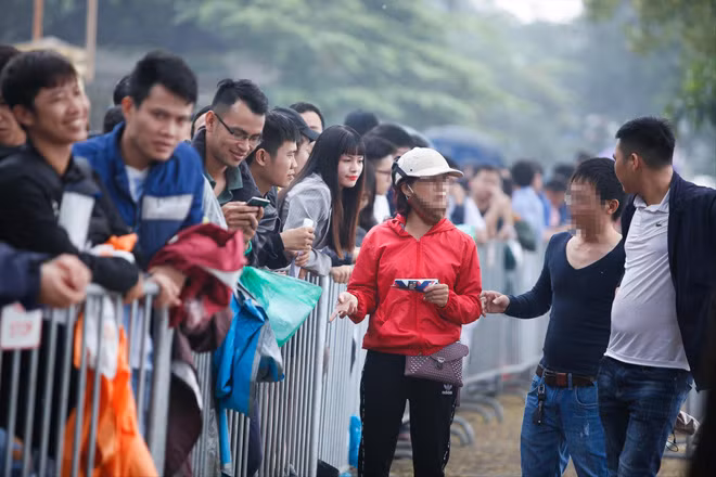 Trước cơn sốt tăng giá chóng mặt, không ít vé đã nhanh chóng được “sang tên” cho dân phe vé ngay sau khi người may mắn mua được vé online nhận vé từ VFF Ảnh: HUỲNH ĐẶNG 