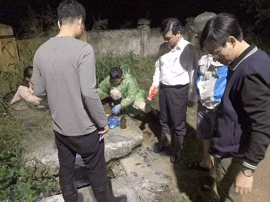 Cơ quan chức năng bắt quả tang URENCO 6 xả thải trái phép ra môi trường đêm 23/10/2018 Ảnh: Báo Tài nguyên và Môi trường